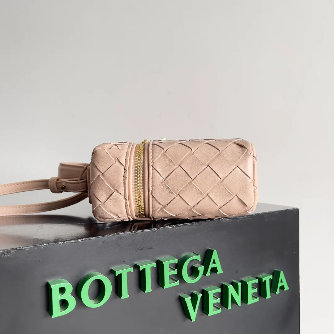 Batch 1360 Bottega Veneta 24 spring and summer woven zipper crossbody bag. A crossbody bag that can be used as a cosmetic bag. The exquisite weaving and compact body are an indispensable accessory for the upcoming summer. The double zipper also better protects the bag. It has a large capacity. If you like it, don’t miss it. Style number: 789109 Size: 22*12.5*5cm
